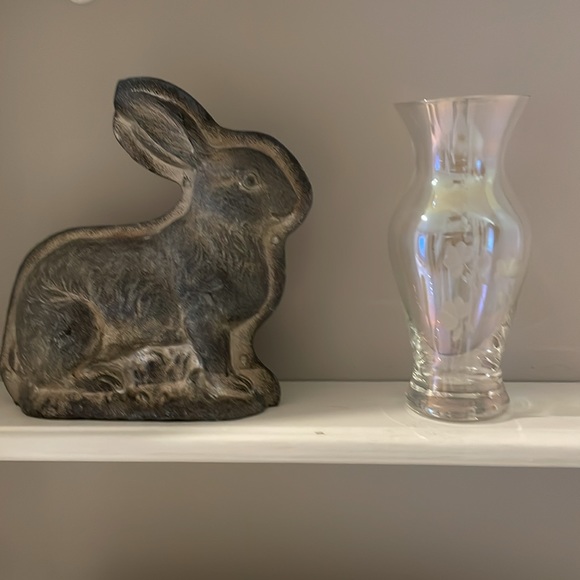 Iridescent vase with etched floral detail in 6 1/4” H x 2 5/8” across top size - Picture 5 of 8